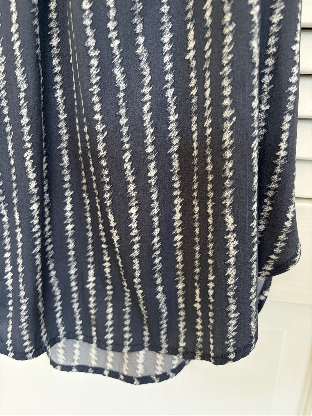 Loft Women’s Sz Med Sleeveless Top Ruffle Neck Gray White Lightweight - Picture 6 of 13